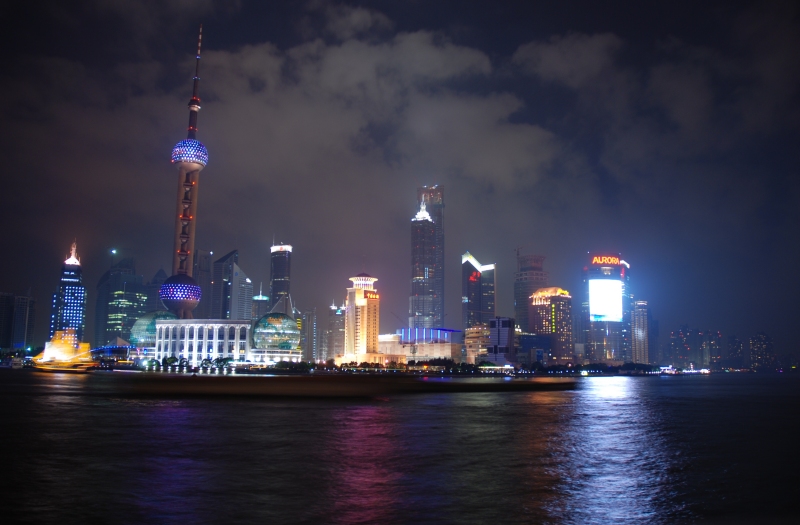 Shanghai: Pudong's Skyline vom Bund aus